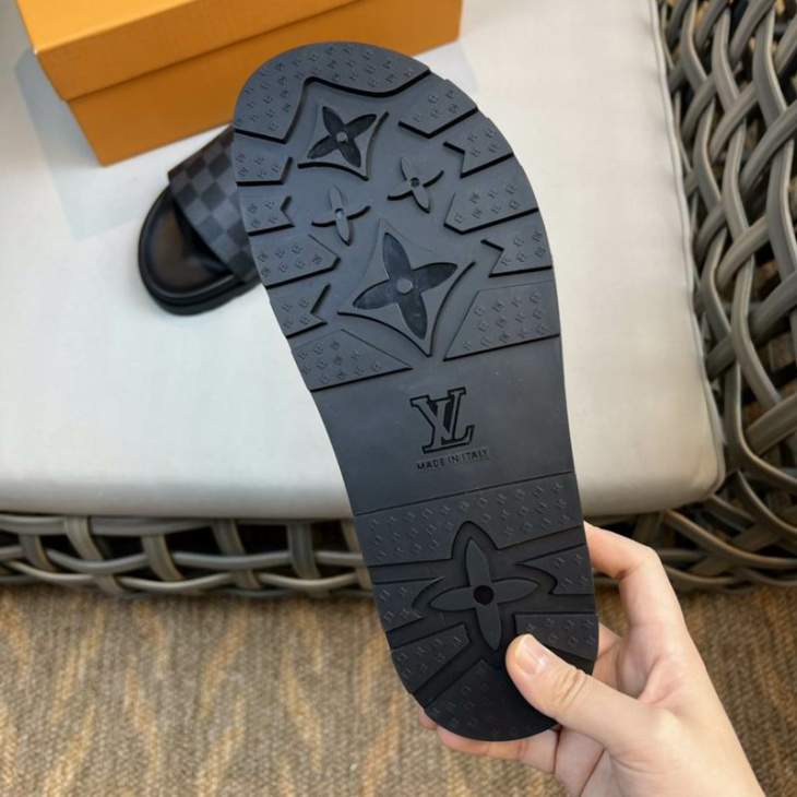 Picture of Louis Vuitton Slippers _SKULVsz38-45mnf01111449